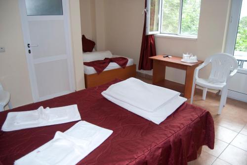 Hotel Laguna في إيفوري نورد: غرفة بسرير وطاولة وكرسي