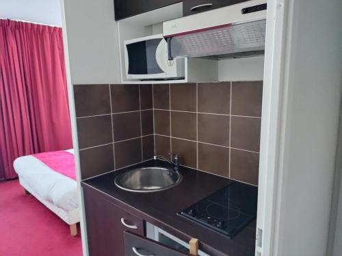 Kuchyň nebo kuchyňský kout v ubytování Résidence Hôtelière des Ondes