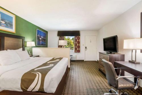 Μια τηλεόραση ή/και κέντρο ψυχαγωγίας στο Quality Inn Mount Vernon