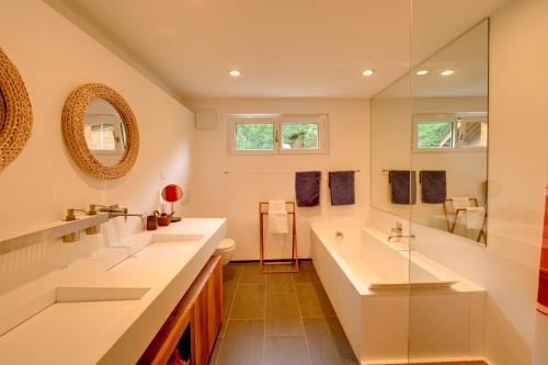uma casa de banho com 2 lavatórios e um espelho grande em Apartment Windward em Zermatt