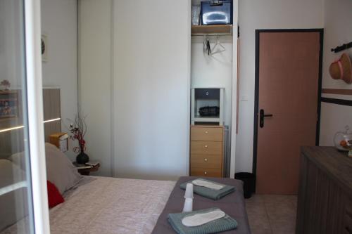 1 dormitorio con 1 cama con 2 toallas en Philippe & Marie, A louer Petite Chambre chez l'habitant avec terrasse dans Villa, au pied du Luberon en Cucuron