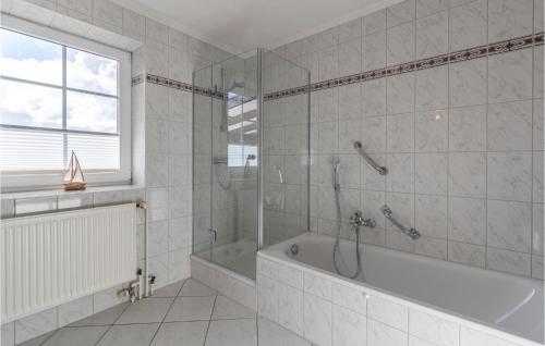 Das Bad ist mit einer Badewanne und einer Glasdusche ausgestattet. in der Unterkunft Gorgeous Apartment In Emmelsbll-horsbll With House A Panoramic View in Emmelsbüll-Horsbüll