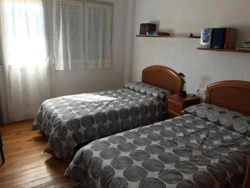 1 dormitorio con 2 camas y ventana en LA PAJARITA, en La Franca