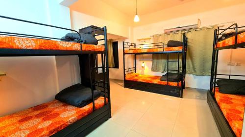 Bunk bed o mga bunk bed sa kuwarto sa Lifespace- Spacious Hostel in a Luxurious Villa