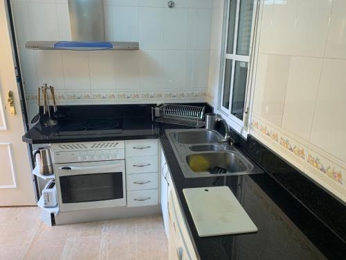 Kuchyňa alebo kuchynka v ubytovaní Chiclana casa maría