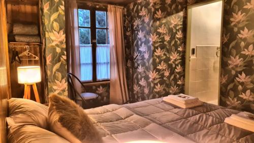 a bedroom with a bed and a window at Hotel Lago del Desierto in El Chalten