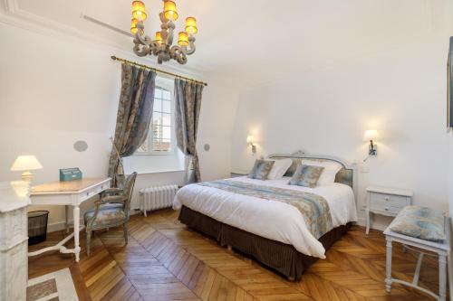 a bedroom with a bed and a desk and a chair at L'Hôtel Particulier - Paris Asnières in Asnières-sur-Seine