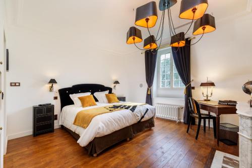 Llit o llits en una habitació de L'Hôtel Particulier - Paris Asnières