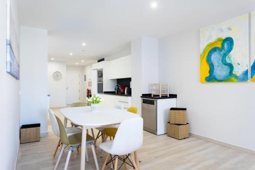 New 140m2 loft-style flat at town heart, 3 beaches close CASA LEON