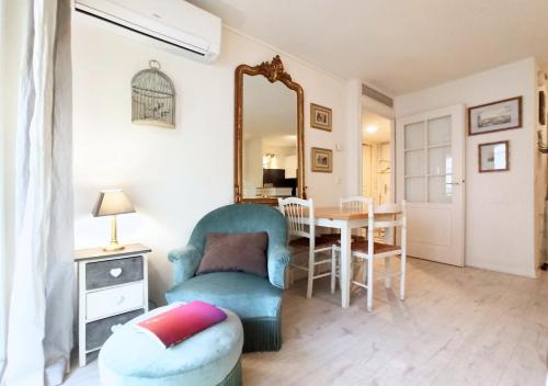 un salon avec une chaise bleue et une table dans l'établissement Viva Riviera Residence Palazzio Cannes, à Cannes