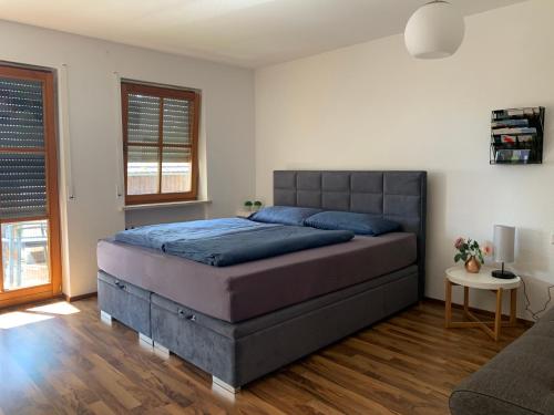 1 dormitorio con 1 cama grande en una habitación en Apartment Wanderglück am Gehrenberg, en Markdorf