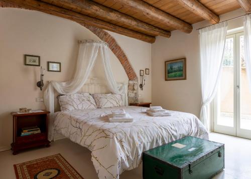 - une chambre avec un grand lit blanc et un plafond en bois dans l'établissement Corte dei Soavi-Family rooms & Apartments, à Soave