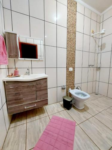 a bathroom with a sink and a toilet at Recanto Rafaella in Olímpia