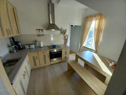 Η κουζίνα ή μικρή κουζίνα στο Schwarzer Adler Ferienwohnung mit 3 Schlafzimmer, WZ, Küche, Bad