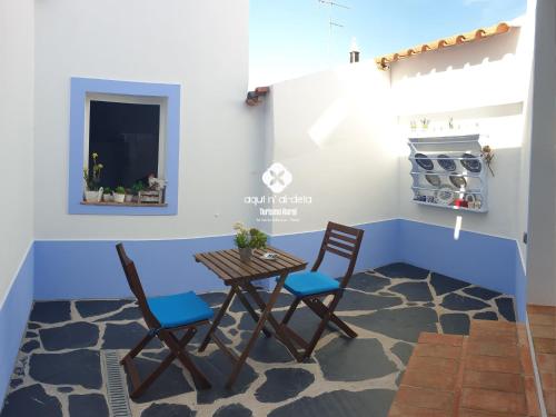 a dining room with a table and two chairs at Aqui n' al-deia in Mértola
