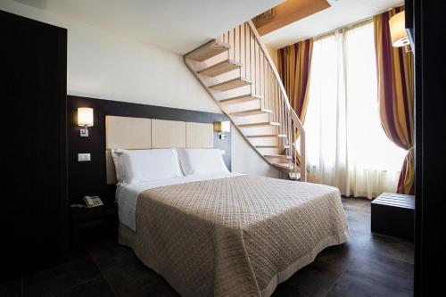 una camera d'albergo con letto e scala di La Villa a Pieve a Nievole