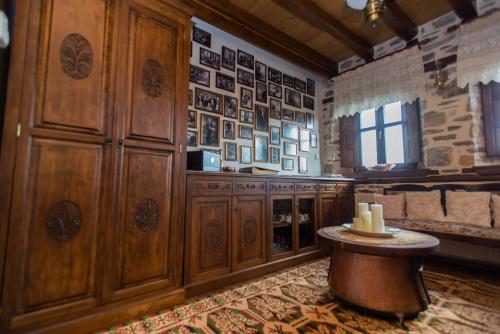 a kitchen with wooden cabinets and a table in a room at Αρχοντικό Μελλιώ Άγιος Λαυρέντιος in Agios Lavrentios