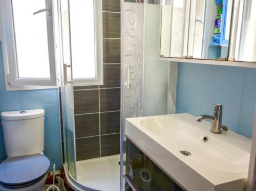une salle de bain avec toilettes, lavabo et douche dans l'établissement L Europe Arcachon, à Arcachon