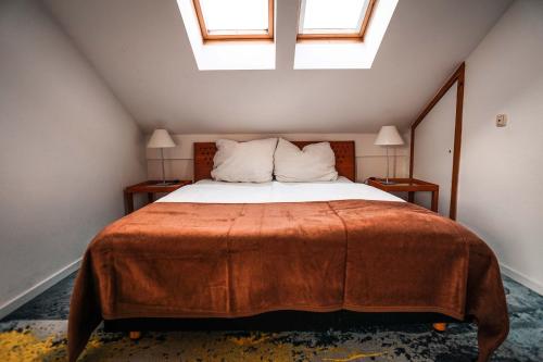 um quarto com uma cama grande num sótão em VISITALPS moderne Ferienwohnung nähe München u Salzburg em Kolbermoor