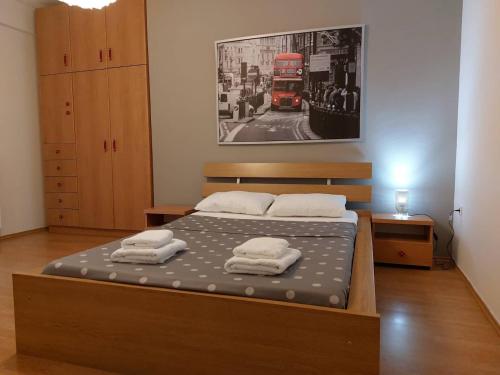 سرير أو أسرّة في غرفة في Ρετιρέ στο κέντρο της Κατερίνης