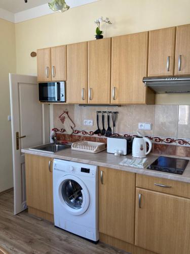 uma cozinha com uma máquina de lavar roupa e uma máquina de lavar roupa em Petřín No. 1 em Karlovy Vary