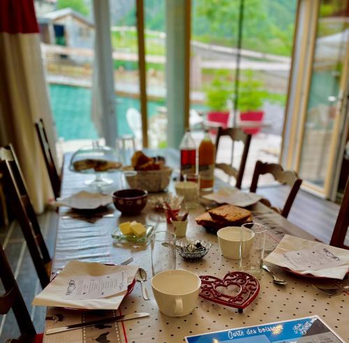 un tavolo con cibo e bevande sopra di La Ferme des Étroits a Valloire