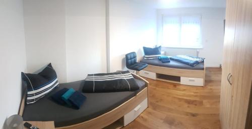 贝利茨Große Monteurs und Handwerkerwohnung nahe Potsdam Berlin Bad Belzig und Brandenburg Ferienhaus zur weißen Taube的有两张床和一扇窗户的房间