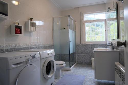 カストロ・カルデーラスにあるCasa DoDoのバスルーム(洗濯機、シャワー付)