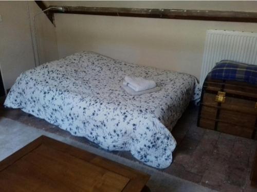Postel nebo postele na pokoji v ubytování Chambres confortables à deux pas du centre de Montoire