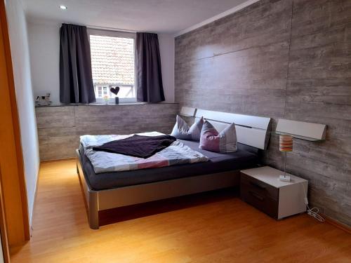 1 dormitorio con 1 cama en una habitación con ventana en Willkommen in dem Luftkurort und Käsestadt Nieheim Bilster Berg 4km entfernt en Nieheim