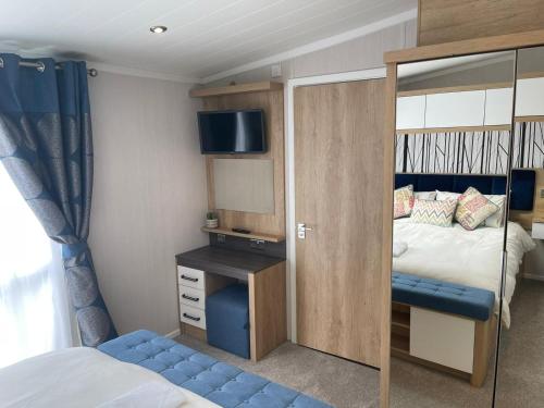 Ένα ή περισσότερα κρεβάτια σε δωμάτιο στο Indulgence Lakeside Lodge i3 with hot tub, private fishing peg situated at Tattershall Lakes Country Park