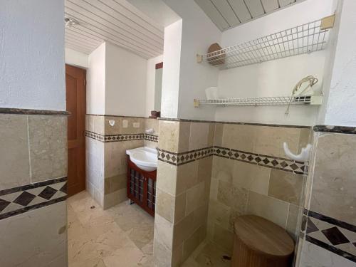 uma casa de banho com um lavatório e um WC em Laguna Golf em Punta Cana