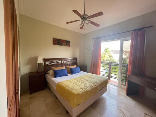 um quarto com uma cama e uma ventoinha de tecto em Laguna Golf em Punta Cana