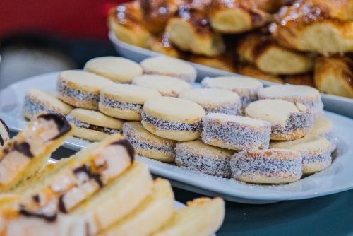een bord koekjes en andere zoete deegwaren op een tafel bij San Martin Hotel y Spa in San Rafael