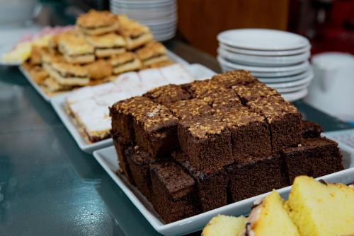 een tafel bedekt met brownies en borden vol eten bij San Martin Hotel y Spa in San Rafael