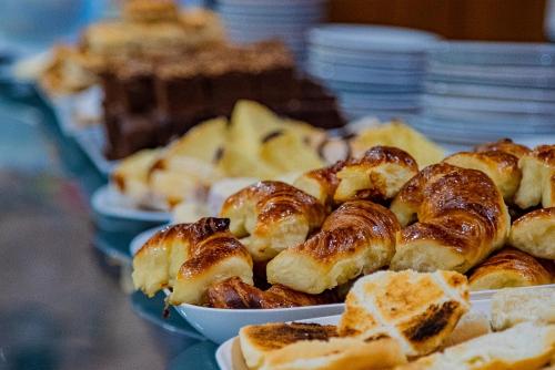 Een hoop gebak op borden op tafel. bij San Martin Hotel y Spa in San Rafael