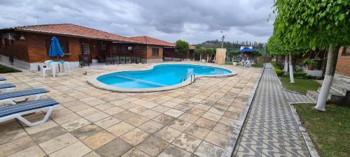 Bazén v ubytování Casa de campo em Gravatá nebo v jeho okolí