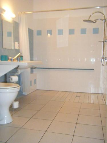 a bathroom with a tub and a toilet and a sink at Relais Motel de Maisonnay in Maisonnay