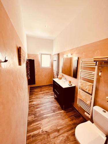 une salle de bain avec un lavabo et des toilettes dans l'établissement Résidence Casa TOGA, à Galéria