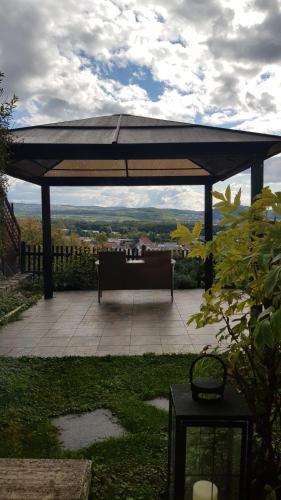 een groot prieel met een bank eronder bij Blick über Krems mit Gartenpavillon in Krems an der Donau