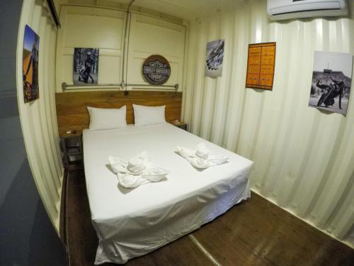 a bedroom with a bed with two towels on it at Hotel Bonito Motobox - HOTEL CONTAINER in Bonito