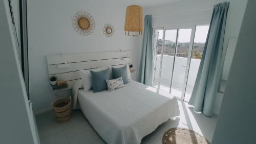 Un pat sau paturi într-o cameră la VILLA TRAFALGAR, magnífica casa en la costa ideal para familias que buscan tranquilidad
