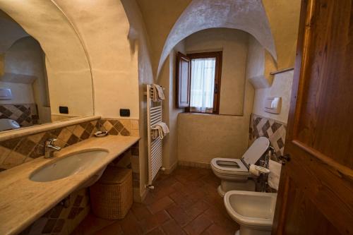 uma casa de banho com um lavatório e um WC em Contucci Residenze d'Epoca em Montepulciano