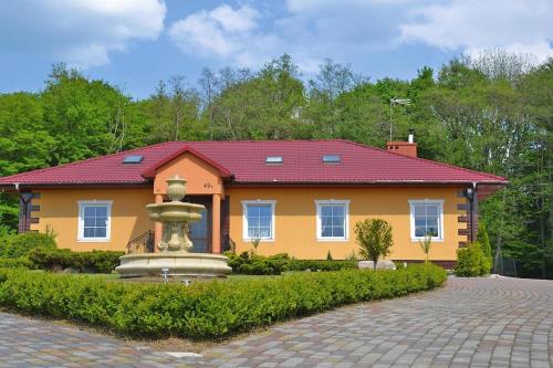 Comfortable XXL holiday villa by the pond