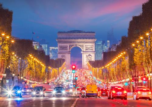 a busy city street with alot of traffic at night at Beausoleil Studio Metro Paris Sud in Le Kremlin-Bicêtre