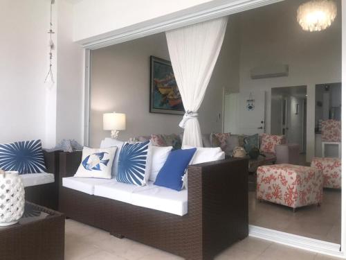 Posezení v ubytování Sunny Confortable Apartment at the Caribe