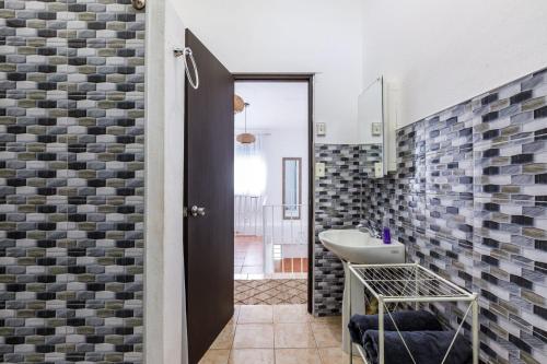 Ένα μπάνιο στο Rainforest Retreat 15 min from the beach