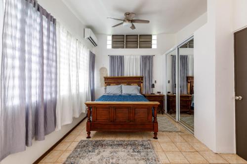 1 dormitorio con 1 cama y ventilador de techo en Rainforest Retreat 15 min from the beach, en Luquillo