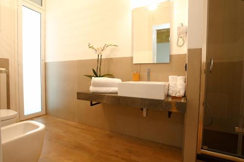 a bathroom with a sink and a mirror at Casa Vacanze Woodhouse in Marsala
