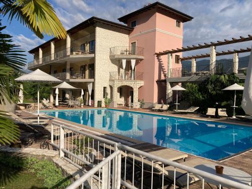 ein Resort mit einem Pool vor einem Gebäude in der Unterkunft Residenza Le Due Torri in Riva del Garda